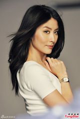 组图：陈慧琳获奚仲文打造时尚造型神秘性感