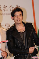 组图：周杰伦摘“婚戒”否认情变 称婚礼不能拖