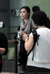 组图：田朴珺扎清秀麻花辫 一身潮装独来独往