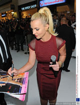 组图：布兰妮紧身裙秀蛮腰 帅气甩发施回春秘法