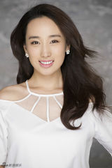 组图：李艳白色系写真 笑容灿烂明艳照人