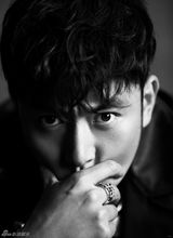 组图：李东学黑白质感大片姿态慵懒眼神深邃