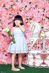 组图：王诗龄置身千朵玫瑰花海 清新粉嫩似李湘