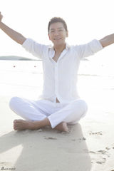 组图：戴军纯白写真 尽显成熟暖男气质