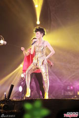 组图：孙燕姿演唱会紧身裤玩倒立 牵手张学友