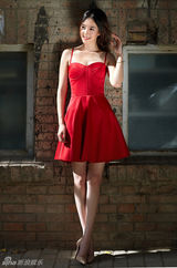 组图：王昱淇红裙出街 简约风格展少女气质