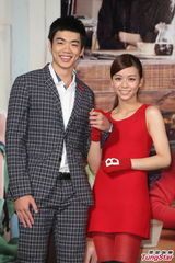 组图：《等一个人咖啡》首映 周慧敏现身引尖叫