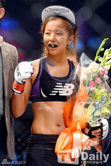 组图：韩星Nana等助阵宋佳妍拳坛出道战