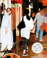 组图：刘德华老婆身形圆润赴寺庙谢神疑怀二胎