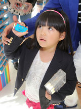 组图：Angela逛糖果店憨萌 分享糖果融化李湘