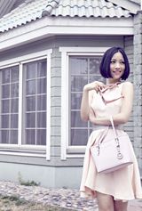 组图：姚贝娜夏日写真曝光 粉裙翩翩优雅性感