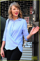 组图：斯威夫特蓝衬衫清新现身 微笑打招呼