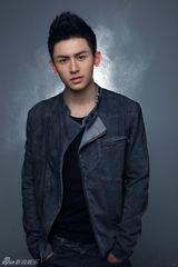 组图：张哲瀚写真鬼马可爱又刚毅帅气