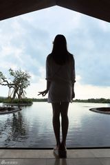 组图：王智海岛度假 笑容甜美清新可人