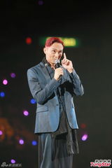 组图：张智霖开唱裸身美女环伺 袁咏仪领衔助威