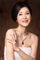 组图：童蕾珠宝大片 首饰华服尽显雍容华贵