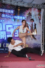 组图：郭书瑶化身舞力女神 性感爆乳南北半球