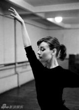 奥黛丽-赫本孙女高冷大片 再现甜姐经典造型(图)