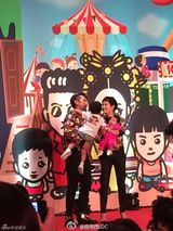 组图：孙俪邓超为女儿办百日宴 四口温馨合影