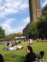 组图：林依晨拼论文变学霸！俏皮漫步伦敦校园