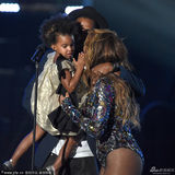 组图：Jay-Z抱女现身MTV 捧场碧昂斯破婚变传闻