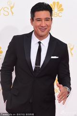 组图：男主持马里奥-洛佩兹正装现身艾美红毯