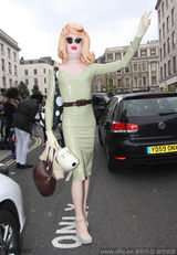 组图：橡胶小姐助阵伦敦时装周 尝试百变造型