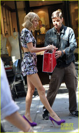 组图：泰勒-斯威夫特碎花超短裙露大腿根性感飘香