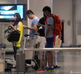 组图：陆毅携贝儿回上海 苦等鲍蕾接机抽烟解闷