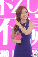 组图：邓紫棋宝蓝色套裙甜笑 黑丝秀美腿