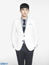 组图：演员金秀贤拍写真 尽展知性男人味