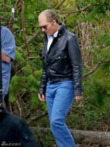 组图：德普新片变秃老头 与未婚妻片场缠绵湿吻