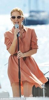 组图:天后凯莉-米洛卖力飙歌 表情狰狞难掩皱纹