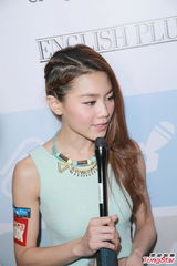 组图：周秀娜露脐装性感可爱 曝曾收陌生人鲜花