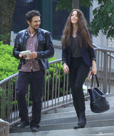 组图：德普未婚妻骑机车俏丽狂野 与弗兰科亲热