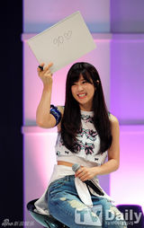 组图：Apink清凉牛仔装亮相 甜美活泼萌翻全场