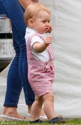 组图：乔治小王子萌态展球技 小脚丫肉呼呼