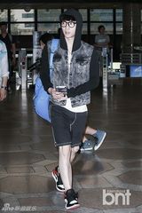 组图：EXO成员LAY现身机场 框架镜萌味十足