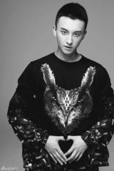 组图：新星牛骏峰时尚写真演绎雅痞小鲜肉