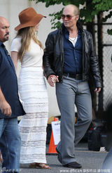 组图：德普超高发际线亮相 与未婚妻片场咬耳朵