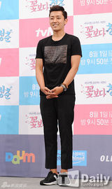 组图：《花样青春》老中青花美男踏上别样旅途