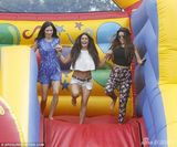 组图：真人秀女星玩充气滑梯 衣服掀起露篮球奶