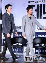 组图：刘延锡朴海日牵手亮相发布基情四射