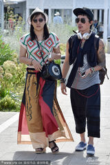 组图：郝蕾现身威尼斯机场 民族风裤裙显臃肿