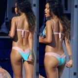 组图：蕾哈娜穿比基尼泛舟 水中央撅翘臀扯内裤