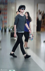 组图：井柏然着黑色得心应手 时尚感十足