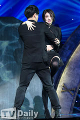 组图：infinite等献唱表演 EXO-K缺席仍夺冠