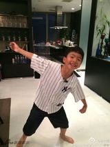 组图：威廉弟弟耍宝抠脚 王子总裁范变蛇精病