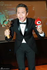 组图：辣妈孙俪获最佳女演员 老公邓超代其领奖