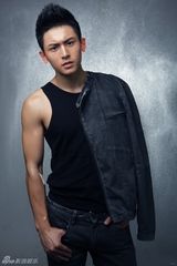 组图：张哲瀚写真鬼马可爱又刚毅帅气